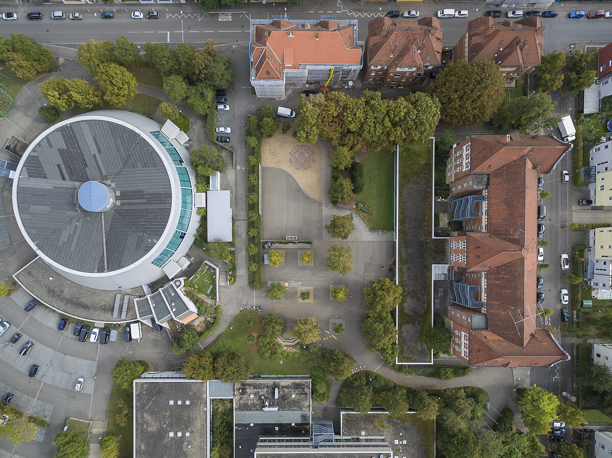 Dieses Bild zeigt das Gebäude der OHS von oben mit Pausenhof und Rundsporthalle.